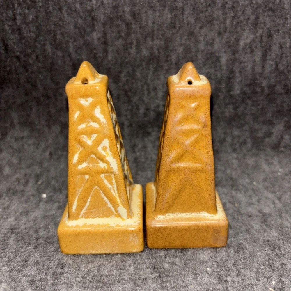 Vintage Frankoma Pottery Salt And‎ Pepper Shakers Oil Rigs Brown Tan No Corks